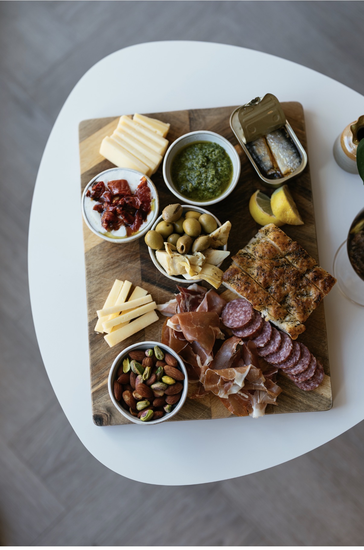 Charcuteri-tallerken med ost, skinke, salatoli og oliven hos Ro På